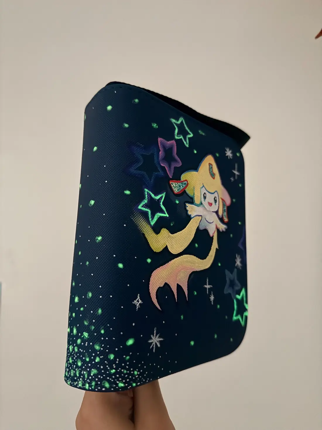 Binder Pokémon personnalisé peint à la main, phosphorescent, Jirachi