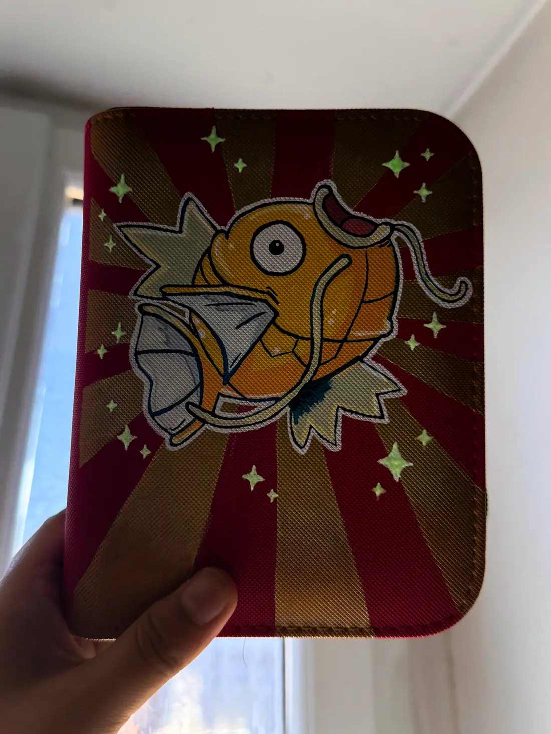 Binder Pokémon personnalisé peint à la main, Magicarpe Shiny